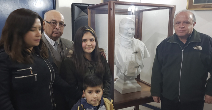 Presidente Nacional entregó busto del mártir Hernán Avilés González a Bomberos de Talagante