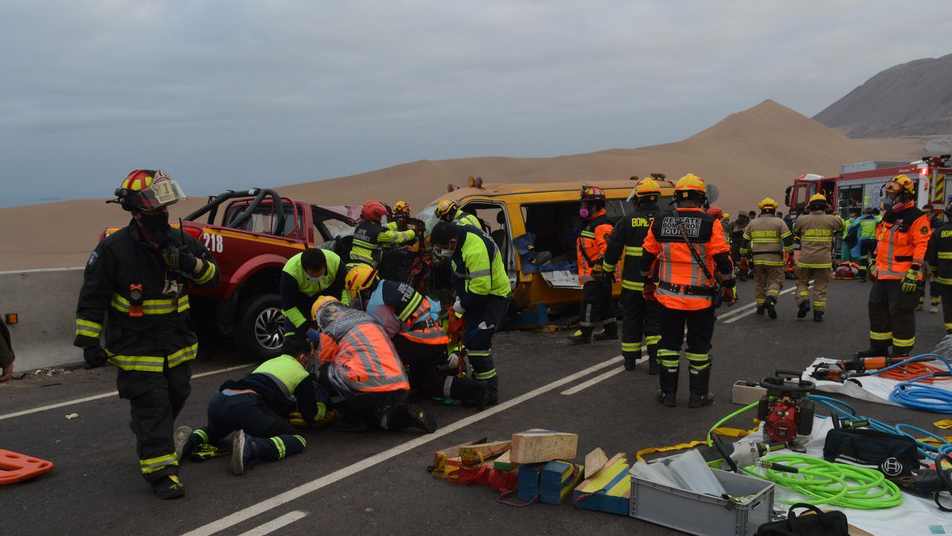 Colisión frontal movilizó a Bomberos de Iquique