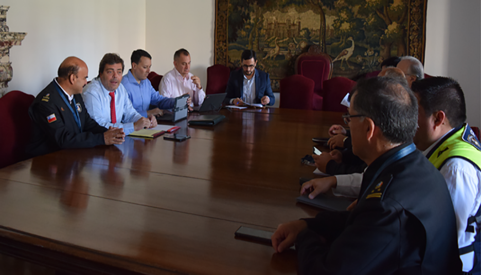 Bomberos se reúne en La Moneda para ver la posible implementación del sistema P25