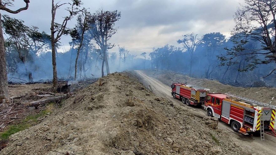 Incendio forestal en Timaukel: Bomberos de Porvenir trabajan en combate y abastecimiento de aeronaves