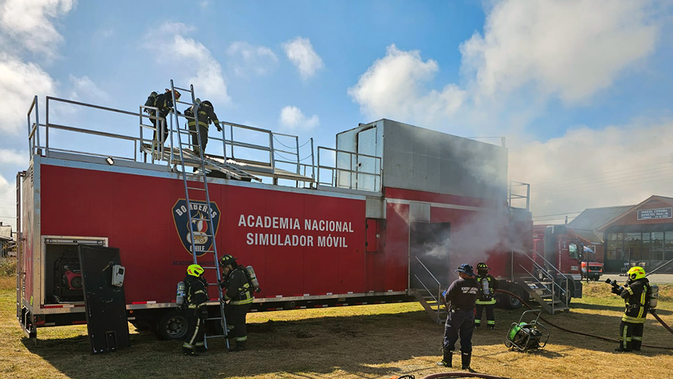 Con prácticas en el simulador móvil finalizó curso para Bomberos de Maullín, Los Muermos y Calbuco