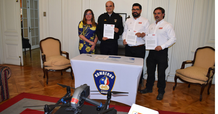 Bomberos de Chile firma convenio de colaboración con la ONG Drone SAR Chile