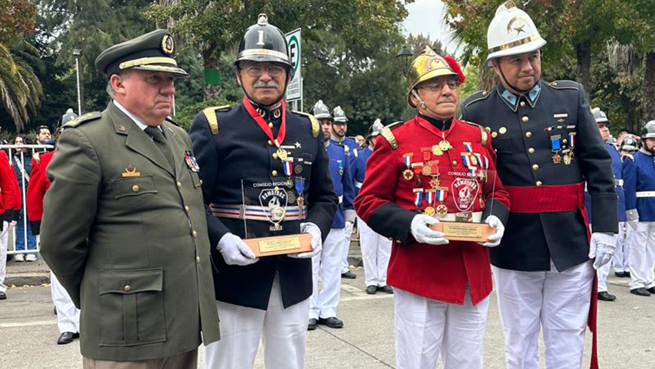 Cuerpo de Bomberos de San Carlos reconoció a los Bomberos Insignes de Chile 