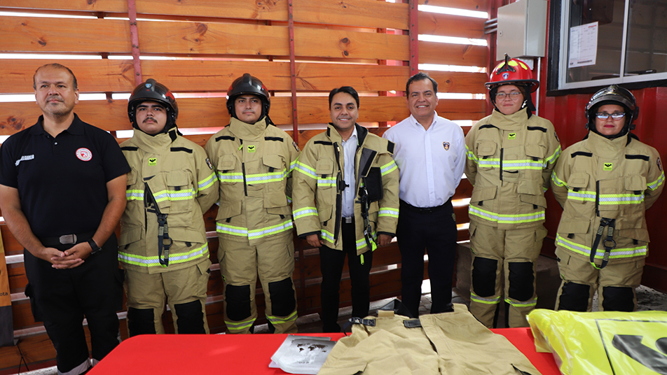 Bomberos de Arica recibe equipamiento entregado por el Gobierno Regional