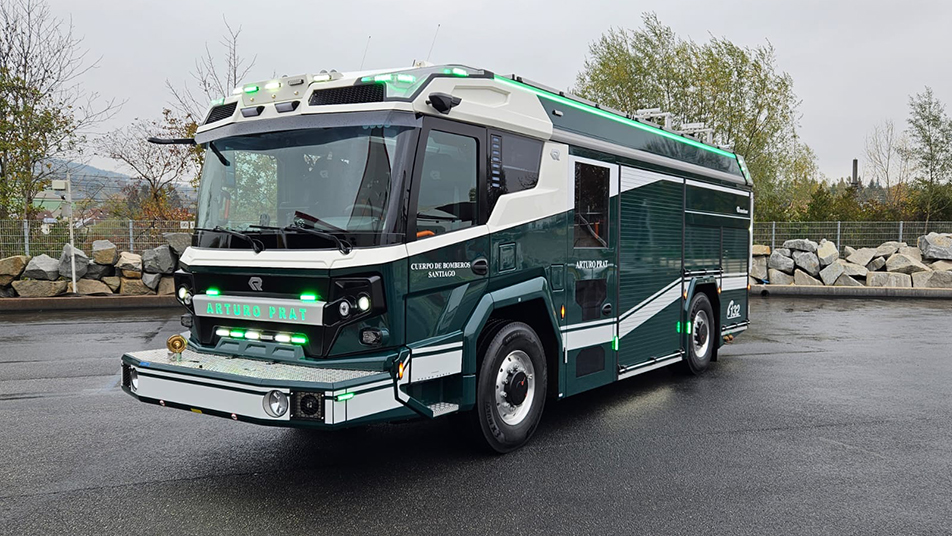 Bomberos de Santiago inicia embarque del primer carro bomba eléctrico de Latinoamérica