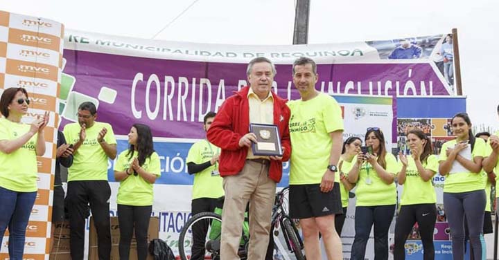 Centro Comunitario de Rehabilitación entregó distinción a Bomberos de Requínoa