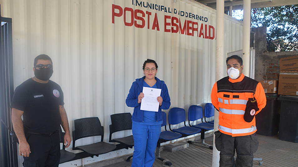 Bomberos de Rengo entregaron un afectuoso saludo a funcionarios de la Salud