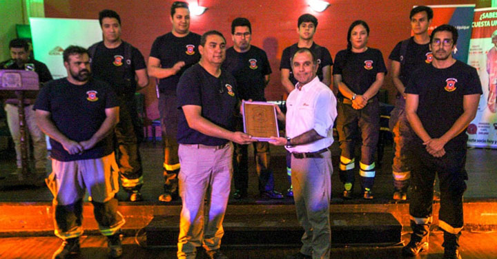 Bomberos de Iquique recibió importante aporte de Collahuasi que moderniza su red de comunicaciones