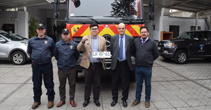 Presidente Nacional entregó carro a Bomberos de Ercilla