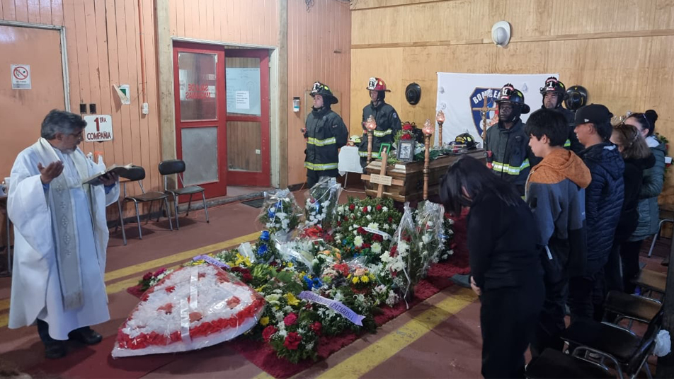 Chaitén despide a Gonzalo Astorga Carreño (Q.E.P.D.), primer mártir de ese Cuerpo de Bomberos