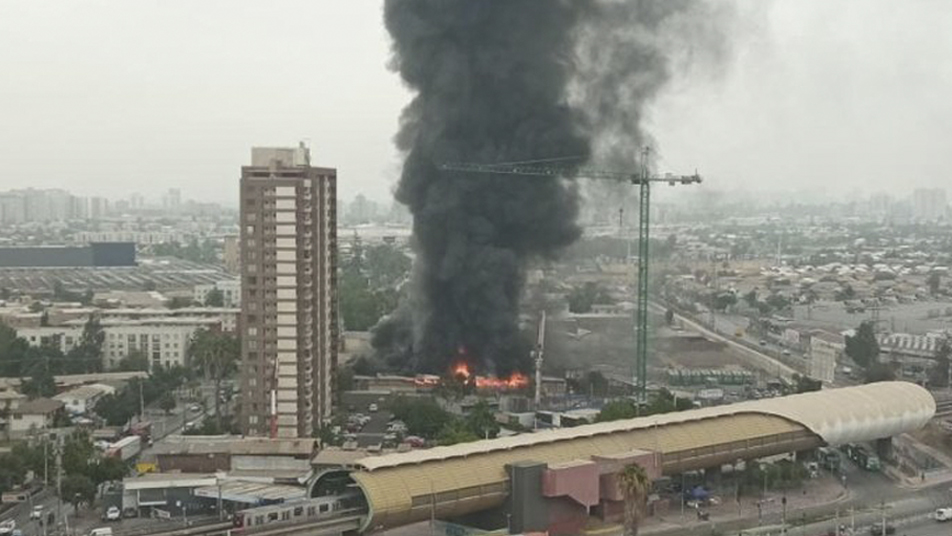 Cerca de 300 bomberos de la RM trabajan en incendio de San Joaquín