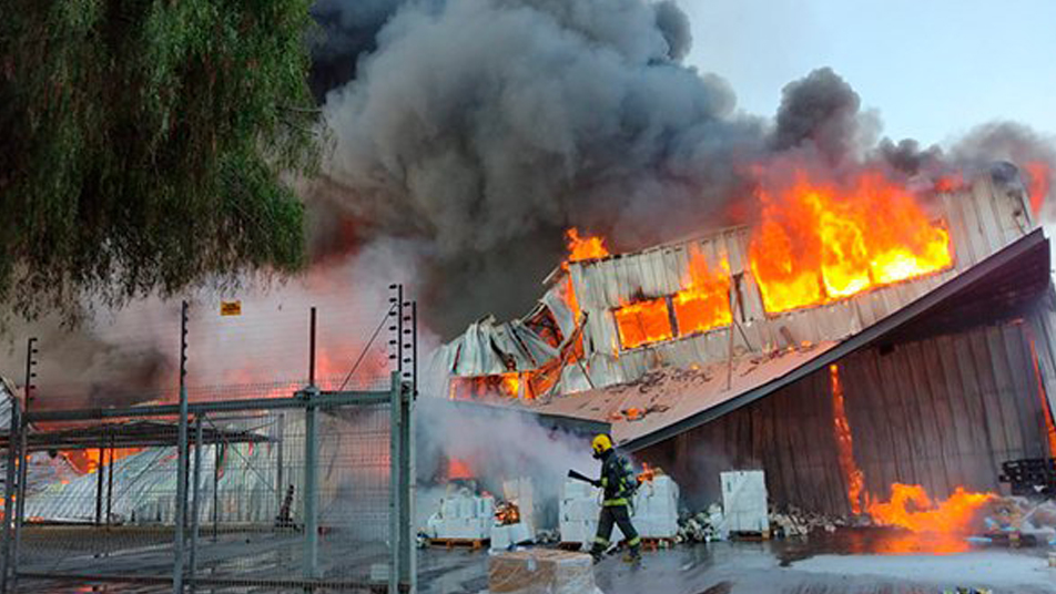 Sexta alarma de incendio: Bomberos de Colina con apoyo de la Región Metropolitana y Valparaíso controlan emergencia en fábrica 