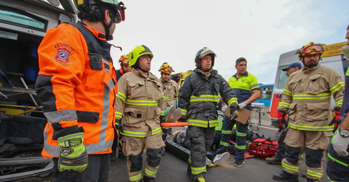 Bomberos de Iquique asistió a volcamiento de microbús 