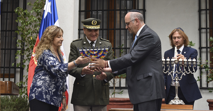 Bomberos fue reconocido en celebración de Janucá en La Moneda