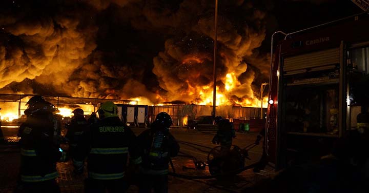 Bomberos de Iquique controló incendio en terminal internacional 