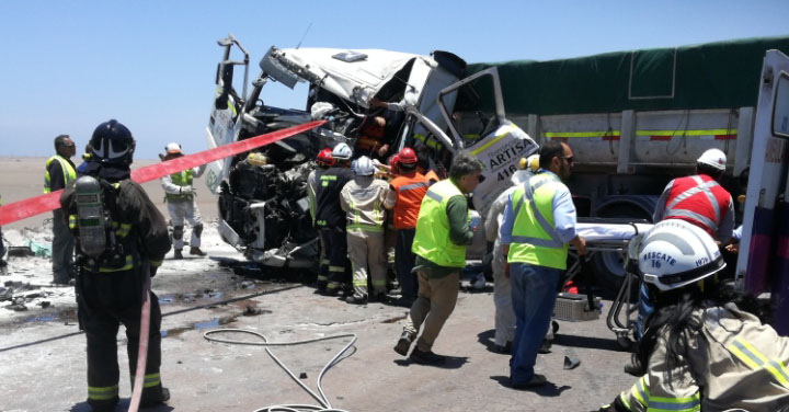 Tres lesionados dejó colisión  entre dos camiones en Ruta de la Sal