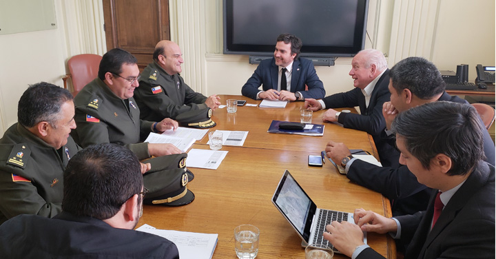 Bomberos de Chile gestiona disminuir plazos para internación de material mayor y menor al país