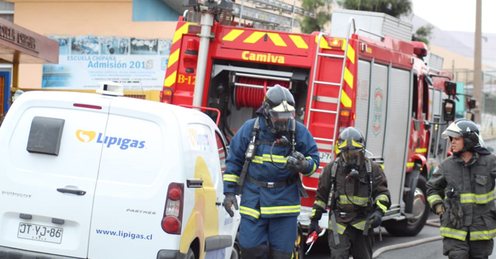 Bomberos de Iquique asistió a Escuela Chipana por liberación de gas 