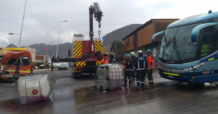 Más de 140 bomberos de Antofagasta trabajaron en complejo accidente de tránsito