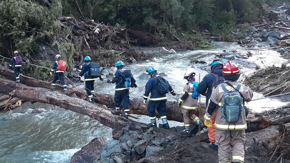 Aluvión en Chaitén mantiene a una persona desaparecida y moviliza a equipo USAR Osorno de Bomberos de Chile