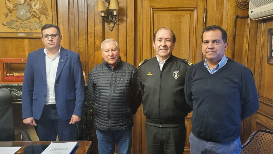 Superintendente de Bomberos de Isla de Pascua se reúne con Presidente Nacional