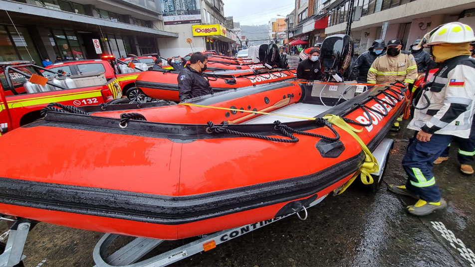 Grupos GERSA de La Araucanía recibieron camionetas y botes para rescate subacuático 