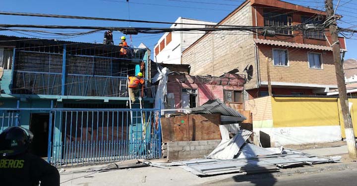 Bomberos trabajaron para sacar techumbre que cayó sobre dos viviendas