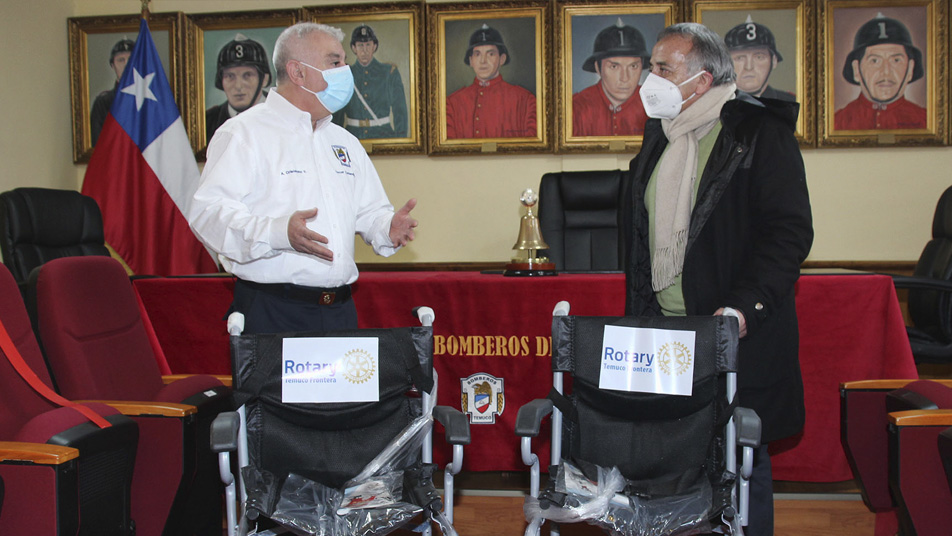 Rotary Temuco Frontera donó dos sillas de ruedas al Cuerpo de Bomberos de la capital regional