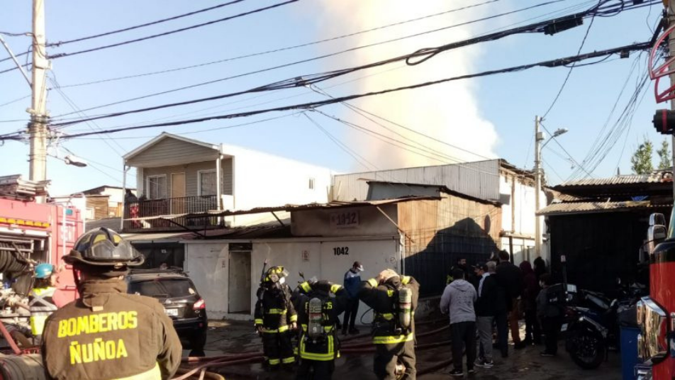 Bomberos de Ñuñoa controlan incendio en calle Guillermo Mann