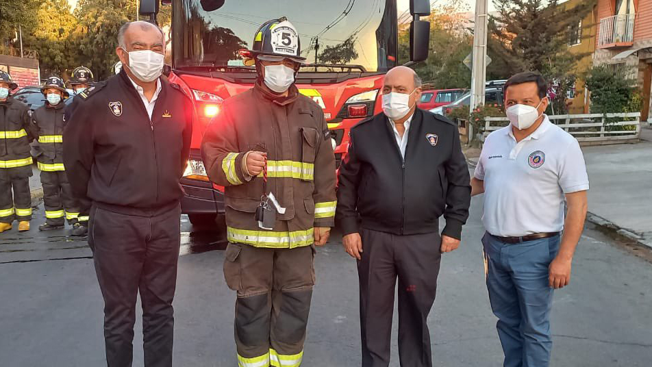 Bomberos Metropolitano Sur reciben nueva pieza de material mayor