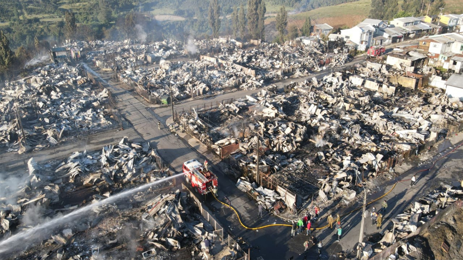 Al menos 300 Bomberos trabajaron en incendio que destruyó por completo más de 140 casas en Castro 