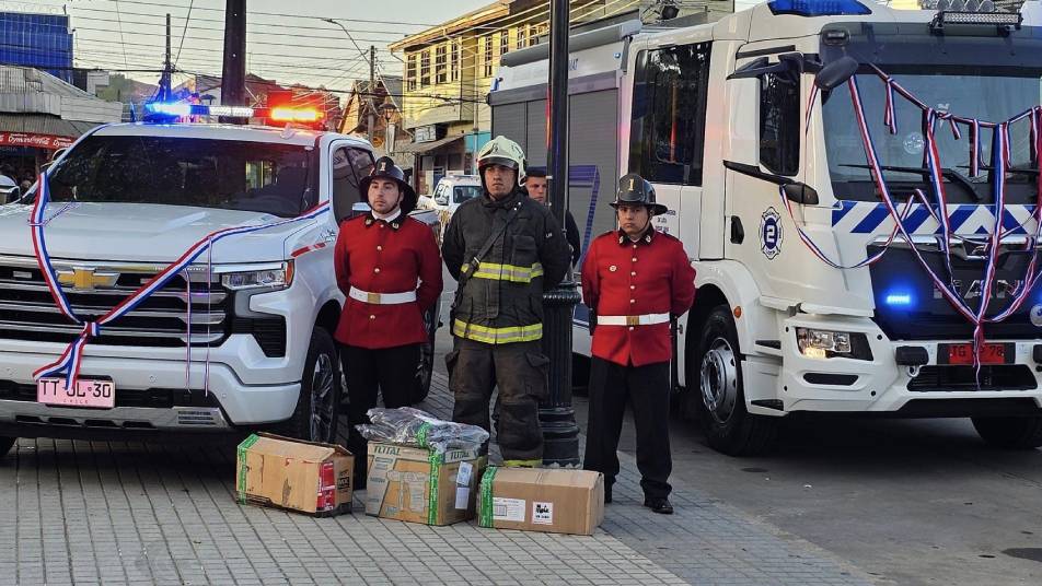 Bomberos de Lota reciben cuatro nuevas unidades de material mayor 