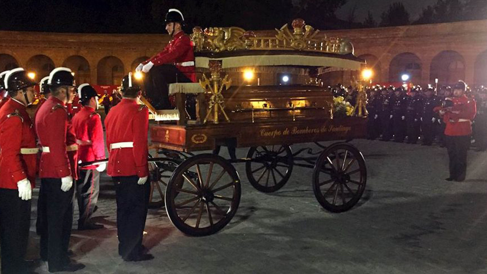 Aprobada Ley que permite a Bomberos realizar funerales nocturnos