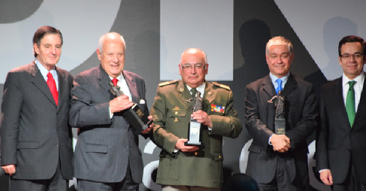 Bomberos de Chile recibió premio Diego Portales Palazuelos
