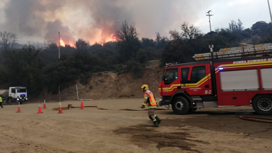 Bomberos de Tiltil desplegados por alerta roja que afectó a 12 viviendas y 150 hectáreas