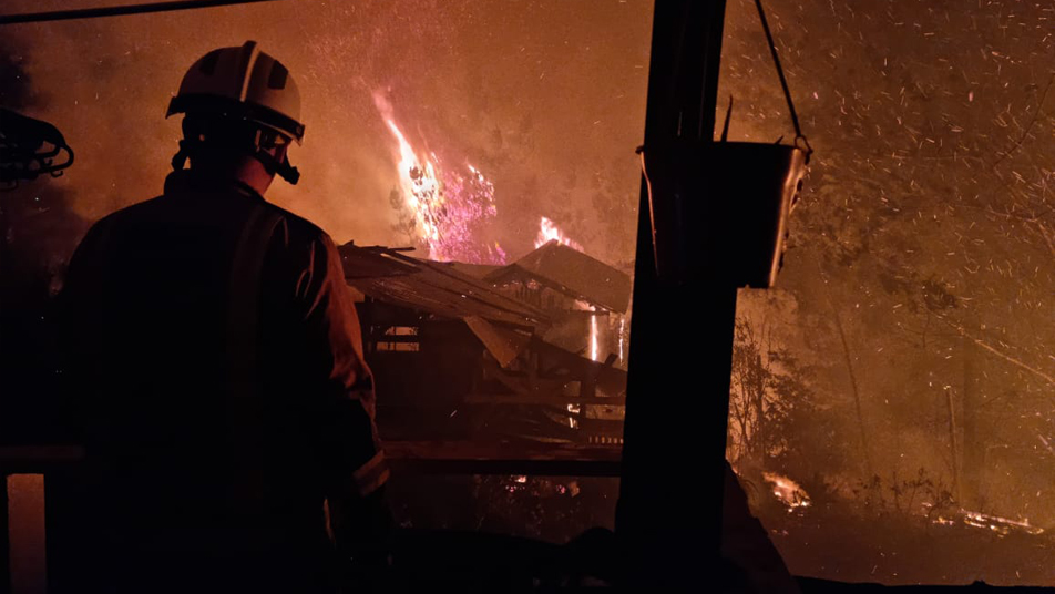 Incendio forestal en Valparaíso: Más de 47 unidades y cerca de 200 bomberos combaten la emergencia