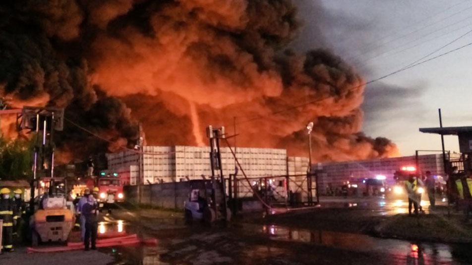 Gigantesco incendio en fábrica movilizó a Bomberos de dos provincias de la Región del Maule