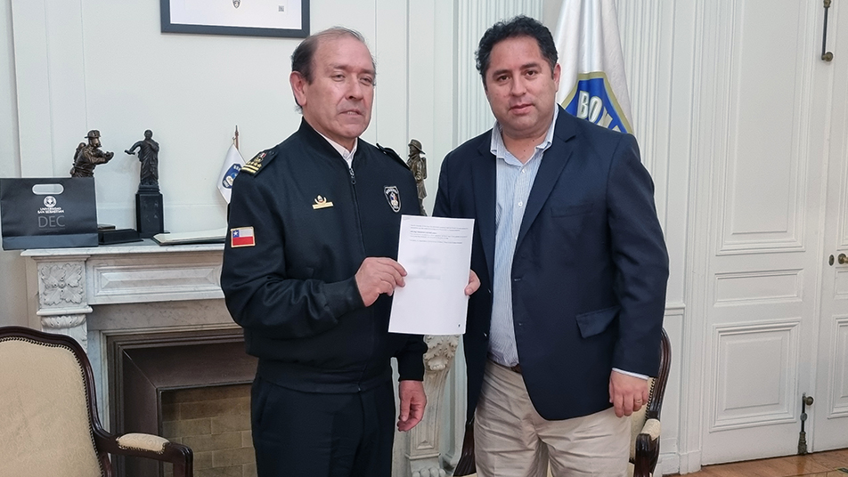 Bomberos de Chile y Universidad San Sebastian firman convenio para beneficios en carreras diurnas y vespertinas