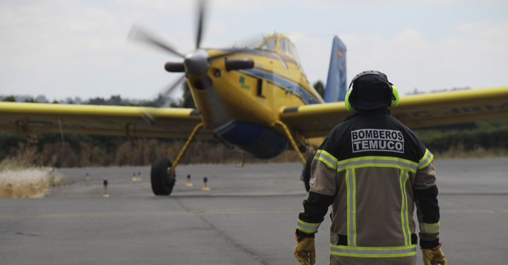 Bomberos y municipio de Temuco permite llenado de aviones que combaten incendios forestales en Cautín