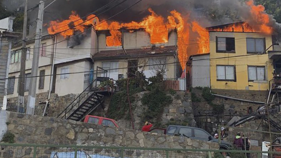 Bomberos de Valparaíso con apoyo de Viña del Mar trabajaron en alarma de incendio en el cerro San Juan de Dios