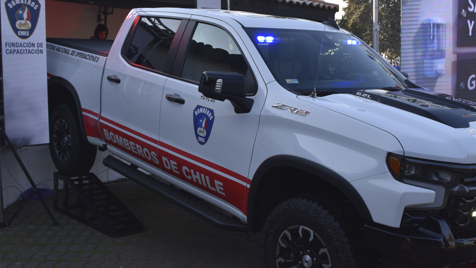 Sistema Nacional y Academia Nacional de Bomberos reciben modernos vehículos gracias al aporte de la Fundación de Capacitación