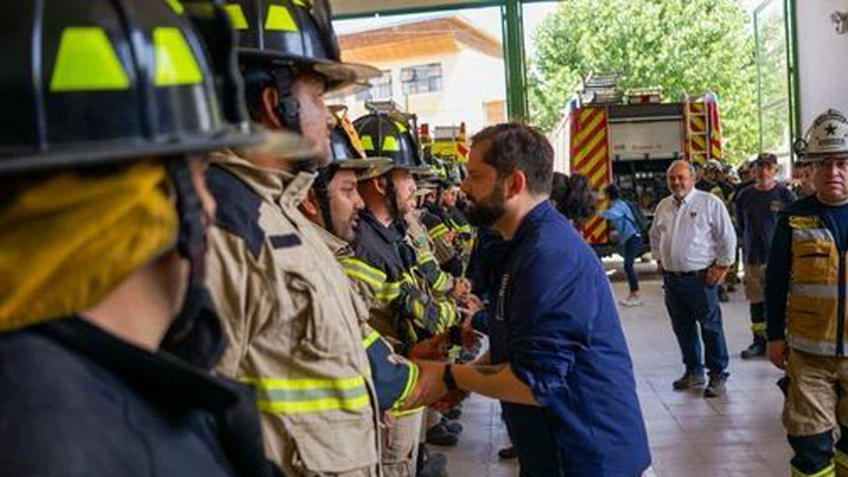 Presidente Gabriel Boric visitó el cuartel de la Tercera Compañía de Villa Alemana