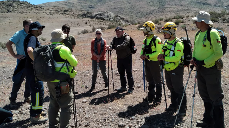 Familiares de ciudadano británico desaparecido visitan Puesto de Mando de Bomberos y lugares de búsqueda 