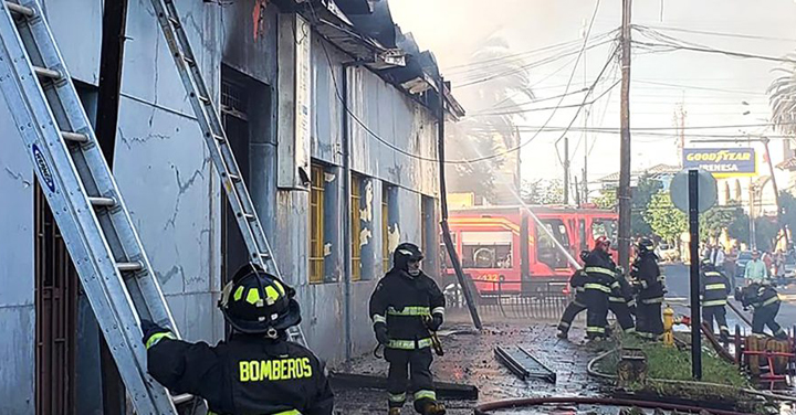 Bomberos de Rengo fueron apedreados por manifestantes cuando se dirigían a una emergencia