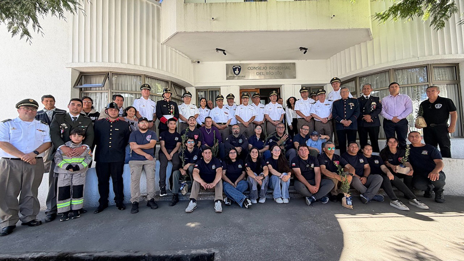 Bomberos damnificados de Ñuble y Biobío recibieron recursos y fueron reconocidos por su heroica labor