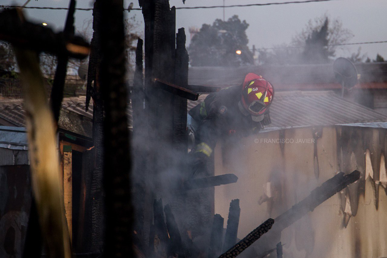 Bomberos sufren accidente tras perder vivienda en Lo Espejo 