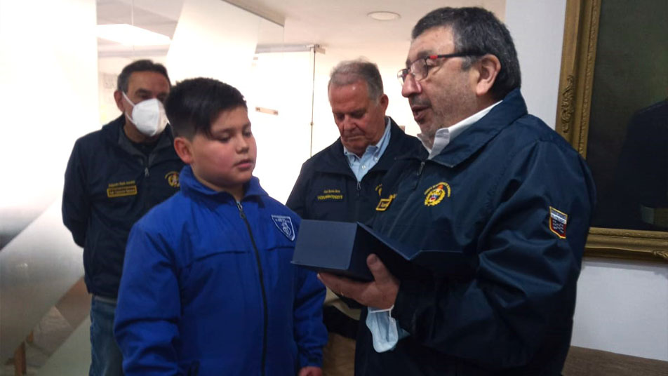 Bomberos de Valparaíso realiza reconocimiento a niño que se volvió viral por comprar número de rifa
