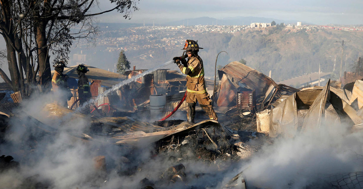 Más de 810 bomberos trabajan en incendios de Valparaíso 