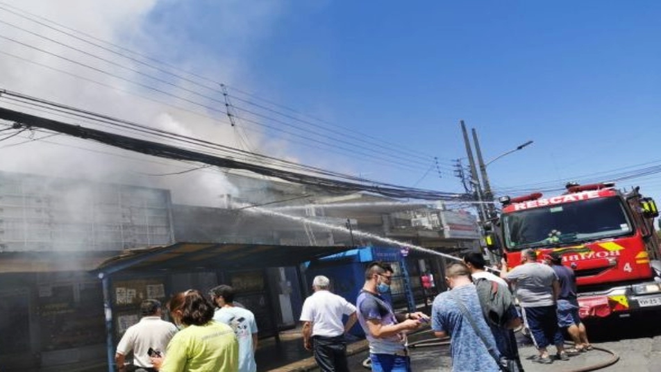 Tres locales comerciales afectados por incendio en mercado de Chillán