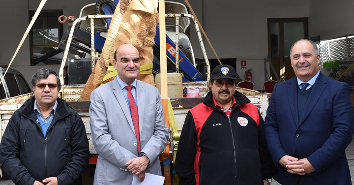 Presidente Nacional recibe escultura en agradecimiento a la labor de Bomberos de Chile